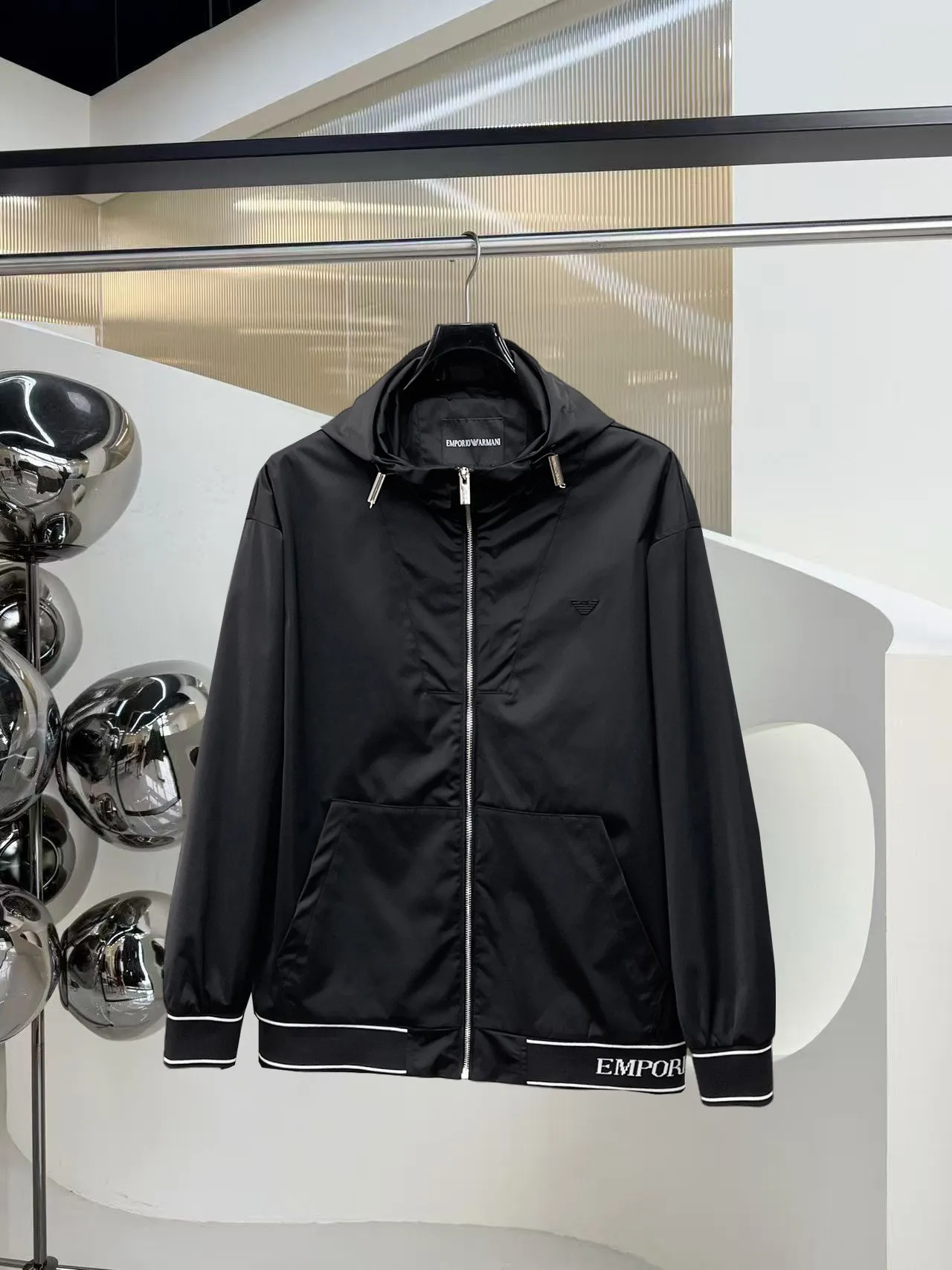 Armani official website Same Style, complete with three labels, on sale in advance. 2026 Autumn and Winter New Arrival men's jacket, Original with complete three labels, Premium version. Custom-made fabrics at the counter. Breathable, high comfort, impeccable details, brand element design concept, reflecting high quality. It feels delicate and soft, presents a casual cut, and has a great upper body shape. Sizes: M～3XL,